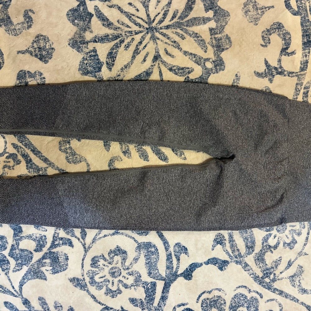 Peach Bum Gray Knit Leggings